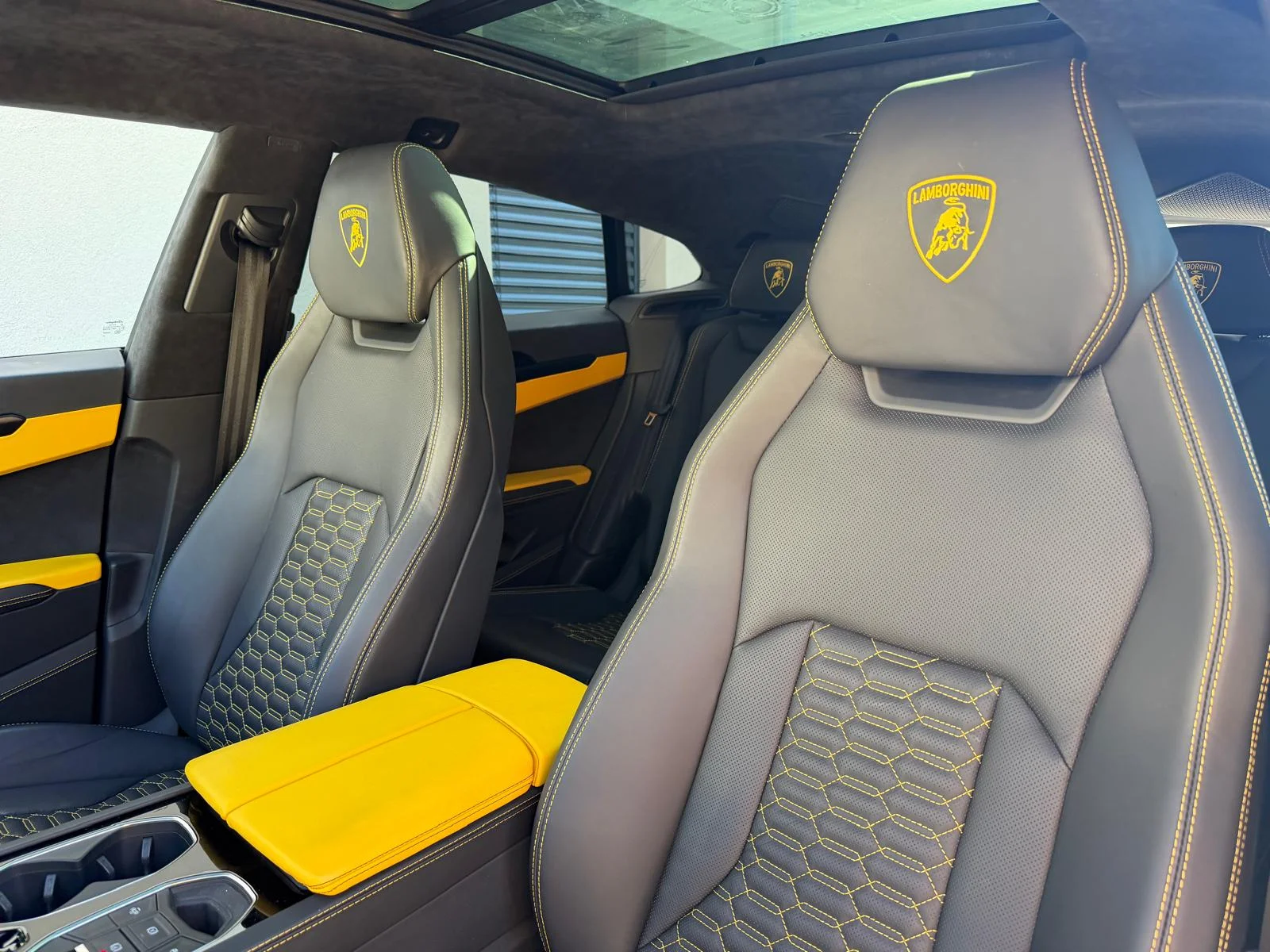 LAMBORGHINI URUS  4.0 V8 650ch AKRAPOVIC