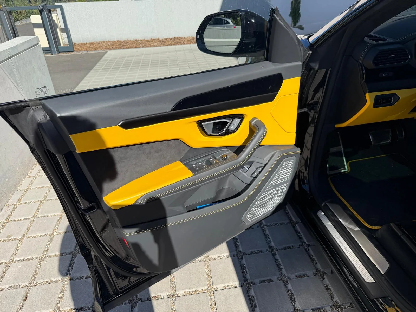LAMBORGHINI URUS  4.0 V8 650ch AKRAPOVIC